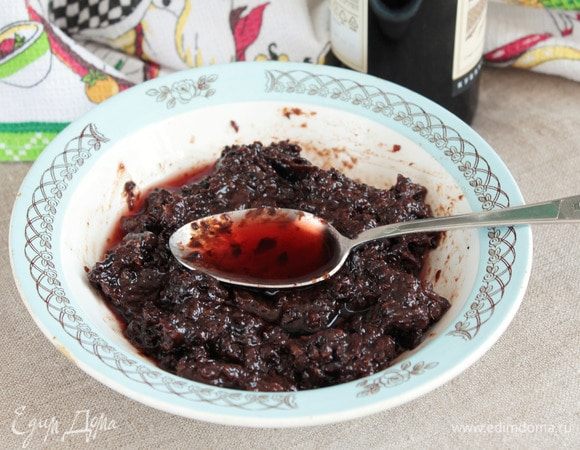 Влить в медово-фруктовую массу красное сухое вино (6 ст. л.). Снова перемешать.