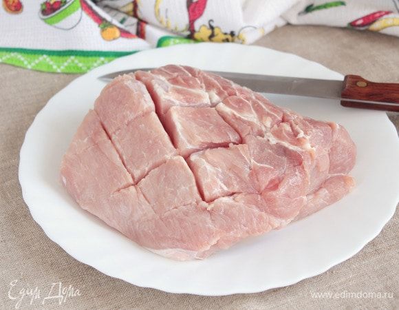 Кусок свиной мякоти (600–800 г), предварительно размороженный, обмыть водой, обсушить салфеткой. Кусок лучше брать формы брусочка или кирпичика, проще заворачивать в фольгу. Мне в этот раз немного не повезло;)), но на вкусе не отразилось. Сверху сделать надрезы в виде ромбов стороной 2 х 2 см.