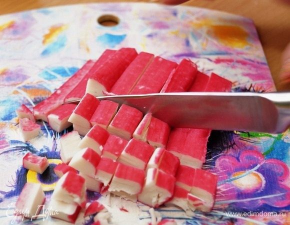 Нарезаем крабовые палочки. 