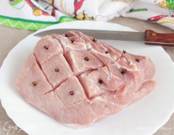 В центр ромбиков вставить по бутончику гвоздики (13 шт.). Только не переборщите, иначе можете испортить все. Вполне достаточно 10–15 шт.