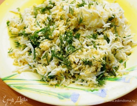 На самой мелкой терке натираем 3 яйца и добавляем в них мелко нарезанную петрушку. 