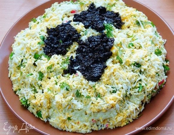  Натираем оливки на самой мелкой терке и выкладываем сверху салата, формируем проталины.