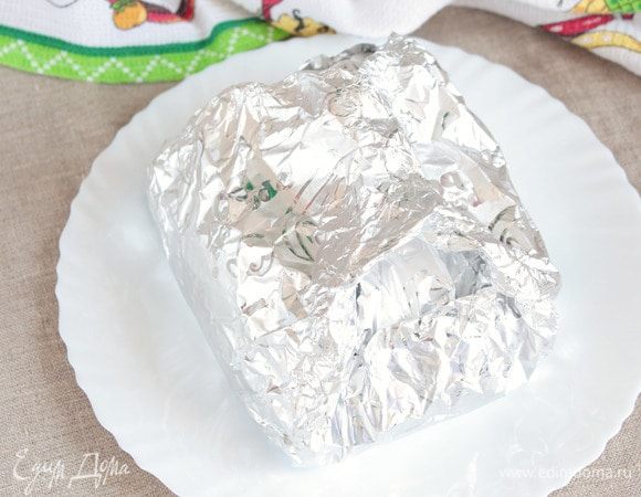 Фольгу плотно завернуть сверху и с торцов. Запекать в предварительно разогретой духовке до 180 градусов на решетке. Под решетку поставить противень на случай, если протечет образовавшийся при запекании сок.