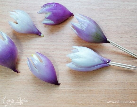 Вставляем в каждый бутон снизу 1–2 зубочистки или деревянные шпажки. 