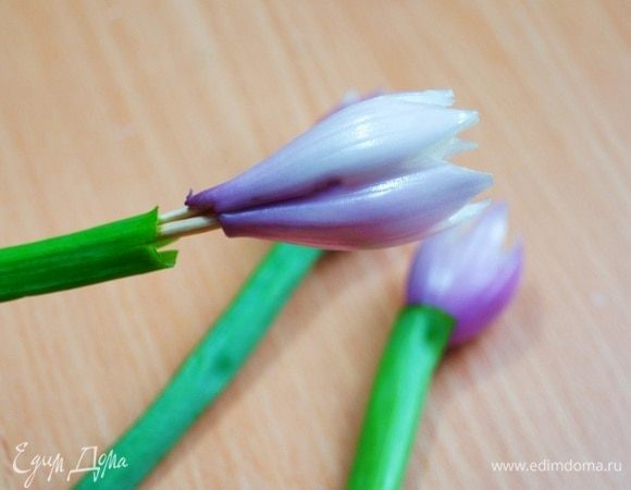 Надеваем зеленый лук на зубочистки. Таким образом формируем стебли. 