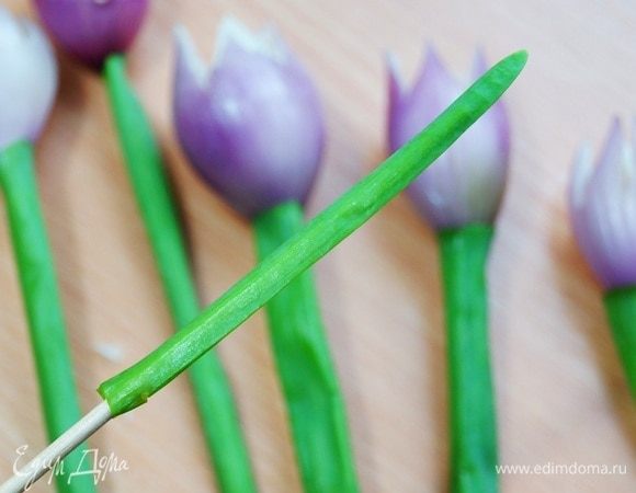 То же самое проделываем с верхушками зеленого лука. Это будут наши листики. 