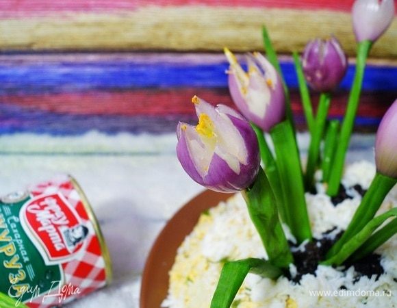 Втыкаем наши цветочки и листочки в проталины на ваше усмотрение. Берем зубочистку и немного приправы карри. Смачиваем слегка зубочистку водой, окунаем в карри и наносим пыльцу внутрь наших бутонов. Салатик готов! Весеннего вам настроения и приятного аппетита!