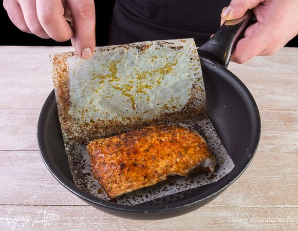 Немного разогрейте сковороду и обжарьте куриное филе в листе для жарки по 5–7 минут с каждой стороны. Масло добавлять не нужно.