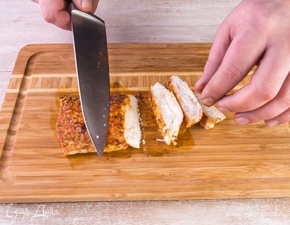 Дайте филе остыть и нарежьте ломтики.