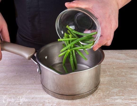 Доведите до кипения кастрюлю с водой, высыпьте зеленую фасоль и проварите 2–3 минуты. Откиньте фасоль на дуршлаг.
