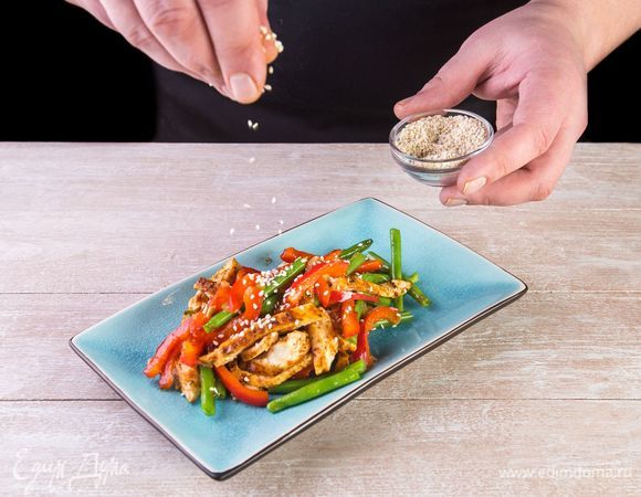 Разложите салат по тарелкам и посыпьте кунжутом.