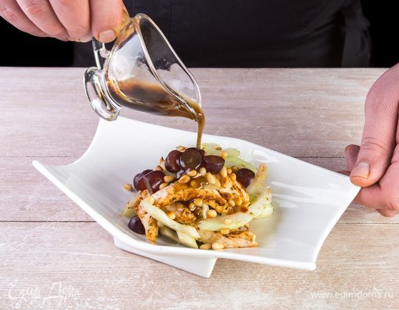 Смешайте все ингредиенты в салатнике и заправьте смесью из оливкового масла, бальзамика и лимонного соуса.