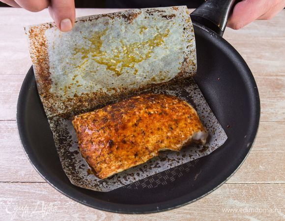 Немного разогрейте сковороду и обжарьте куриное филе в листе для жарки по 5–7 минут с каждой стороны. Масло добавлять не нужно.