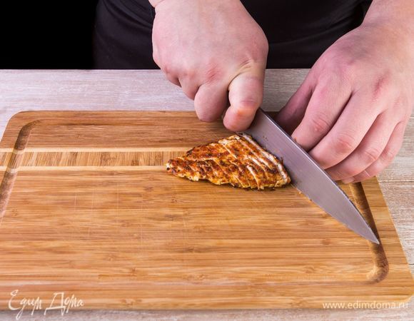 Дайте филе остыть и нарежьте тонкими полосками. 