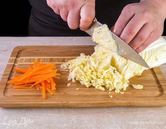 Мелко нарежьте пекинскую капусту и морковь.