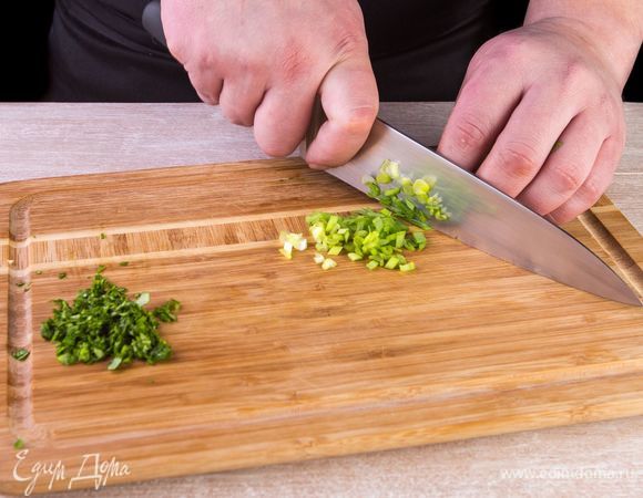 Нашинкуйте зеленый лук и кинзу.