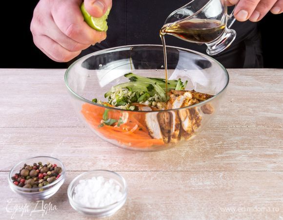 Смешайте все ингредиенты в салатнике, заправьте растительным маслом, соевым соусом и соком лайма. Добавьте соль и перец по вкусу.