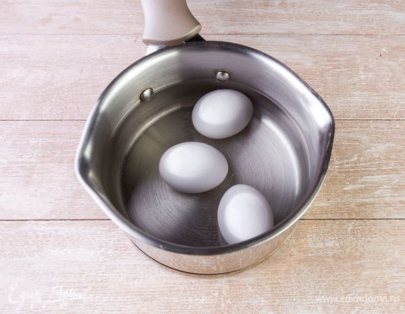 Отварите картофель и морковь, остудите, снимите кожуру. Отварите яйца вкрутую, охладите, очистите от скорлупы.