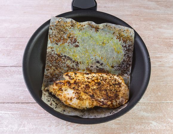 Немного разогрейте сковороду и обжарьте куриное филе в листе для жарки по 5–7 минут с каждой стороны. Масло добавлять не нужно.