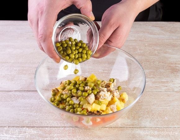 Смешайте все ингредиенты в салатнике. Добавьте к ним банку зеленого горошка, предварительно слив всю жидкость.