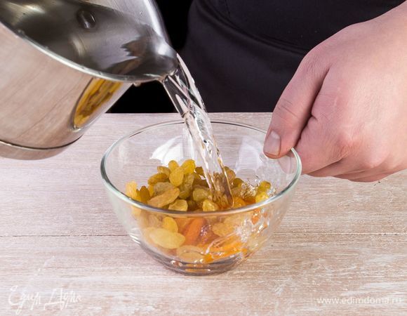 Замочите в горячей воде курагу и изюм.