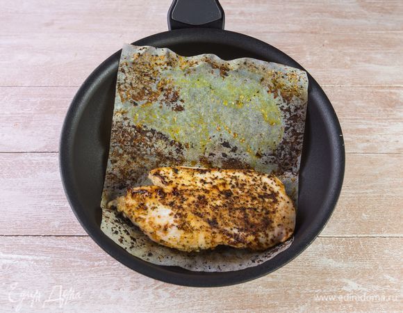 Немного разогрейте сковороду и обжарьте куриное филе в листе для жарки по 5–7 минут с каждой стороны. Масло добавлять не нужно.