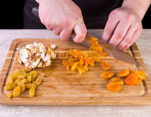 Обсушите на бумажном полотенце сухофрукты. Курагу порубите соломкой.