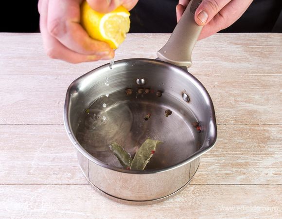 Доведите кастрюлю с водой до кипения, добавьте лавр, перец горошком и лимонный сок.