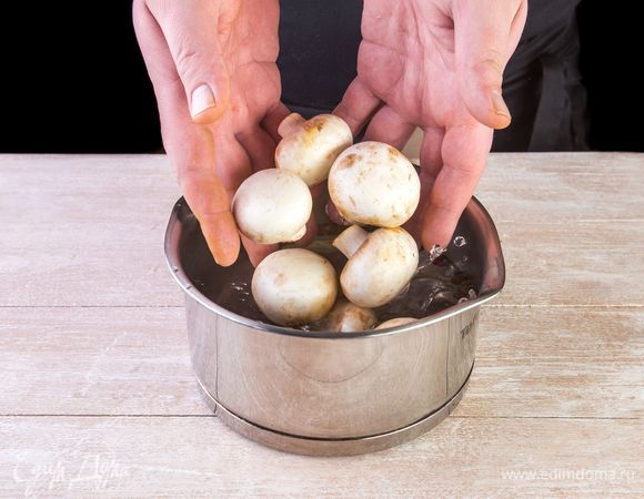 Высыпьте в кастрюлю грибы, доведите до кипения, варите 10–12 минут, откиньте на дуршлаг.