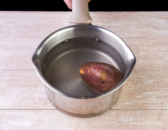 Сварите картофель в мундире, очистите от кожуры.