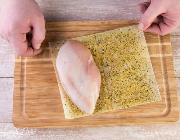 Положите филе на половину листа MAGGI®, закройте второй половиной и прижмите рукой.