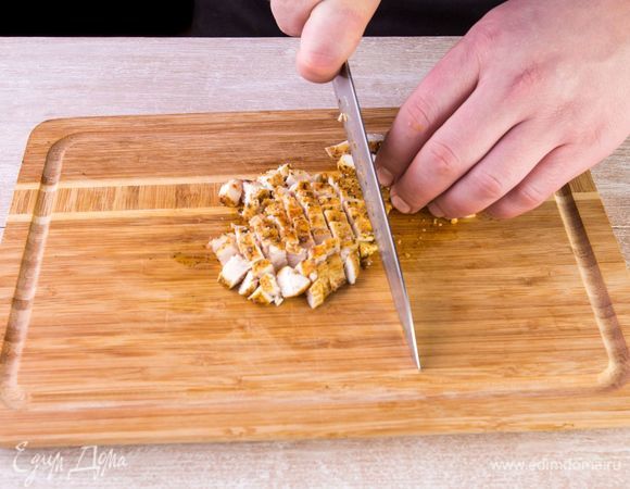 Дайте филе остыть, нарежьте кубиками.