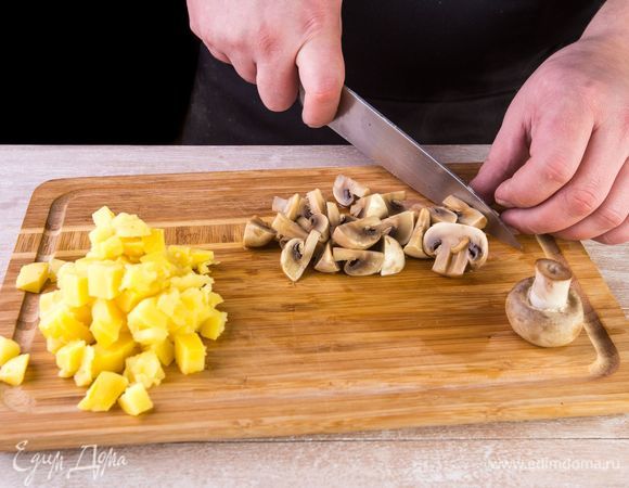 Такими же кубиками нарежьте грибы и картофель.