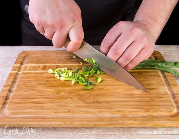 Нашинкуйте зеленый лук.