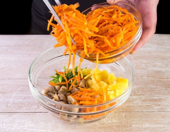 Смешайте в салатнике курицу, грибы, картофель, лук и корейскую морковь. Хорошо перемешайте.