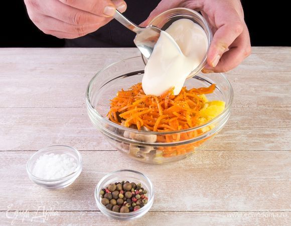 Заправьте салат майонезом. Посолите и поперчите по вкусу.