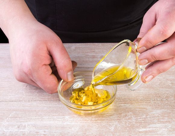 Готовим заправку. В отдельную емкость положите желток и разотрите его вилкой. К нему добавьте французскую горчицу и оливковое масло. Все тщательно перемешайте до однородной массы.