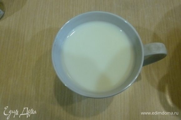Рецепт рассчитан на форму 20–22 см. Духовку разогреть до 180°С. Соду высыпать в молоко, перемешать.