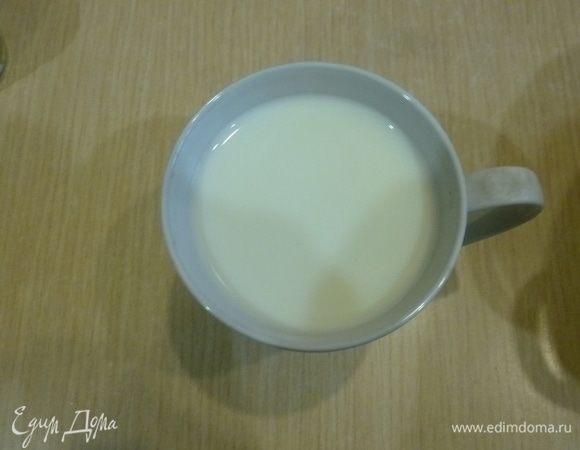 Рецепт рассчитан на форму 20–22 см. 
Духовку разогреть до 180°С. Соду высыпать в молоко, перемешать. 