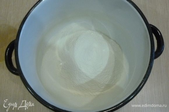 Муку просеять с разрыхлителем, добавить щепотку соли.