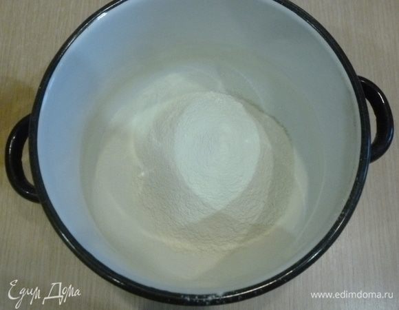 Муку просеять с разрыхлителем, добавить щепотку соли. 