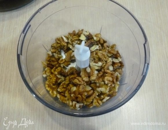 Орехи перебрать, чтобы в пирог не попали перегородки и скорлупа. Орехи измельчить в крошку с помощью блендера или комбайна. 