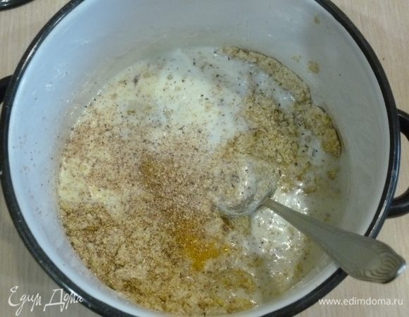 Во вторую часть теста добавить яйцо и молоко, натереть мускатный орех, взбить (можно с помощью комбайна или миксера). 