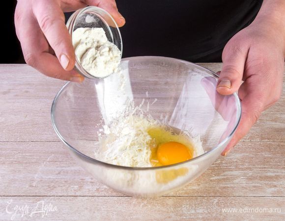 Для начала необходимо приготовить сырные шарики для салата. Для этого натрите сыр на крупной терке, смешайте с одним яйцом, добавьте необходимое количество муки так, чтобы получилось не очень тугое тесто.