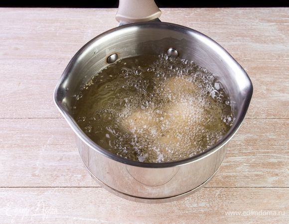 Пожарьте в растительном масле (как во фритюре) до золотистого цвета. Готовые шарики выложите на застеленную бумажным полотенцем салфетку, чтобы дать стечь лишнему жиру.