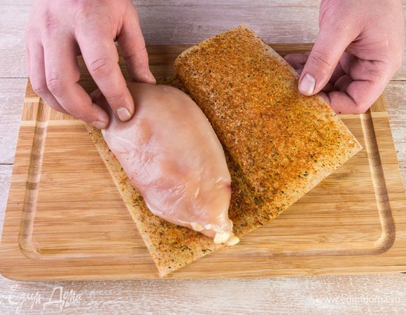 Положите филе на половину листа MAGGI®, закройте второй половиной и прижмите рукой.