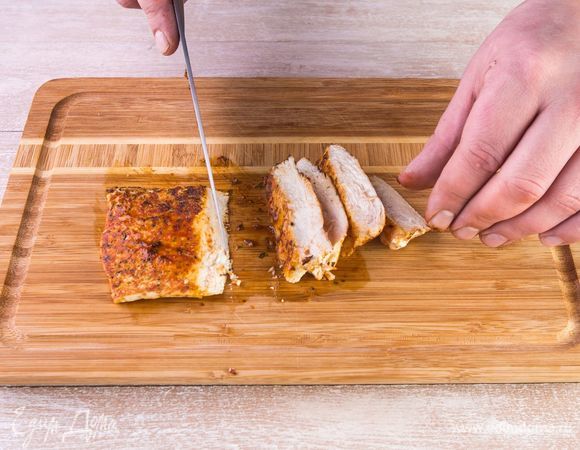 Дайте куриному филе остыть и нарежьте тонкими пластинами. 