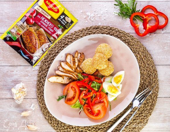 Поливаем салат с куриной грудкой и сырными шариками заправкой и сразу же подаем к столу. Приятного аппетита!