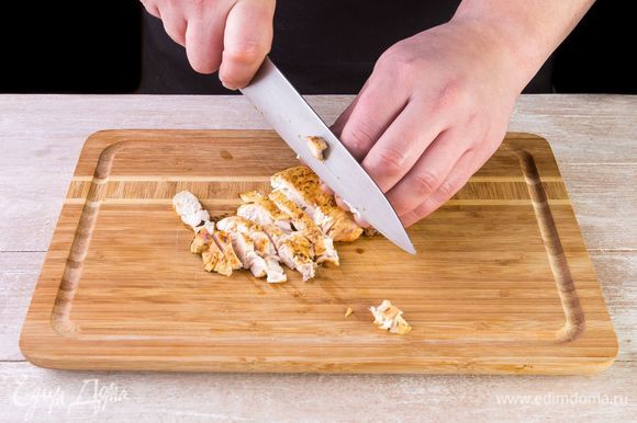 Дайте куриному филе остыть и нарежьте тонкими ломтиками.