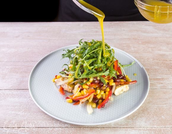 Салат с курицей, фасолью, кукурузой и сладким перцем украсьте руколой на свой вкус.